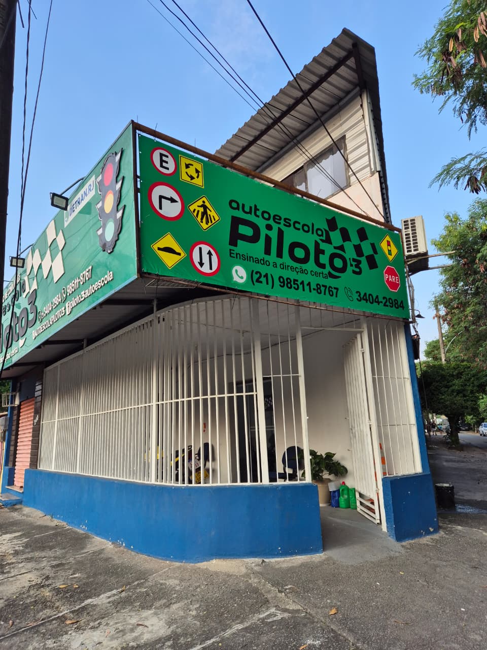 Vista lateral da Autoescola Piloto 3 com placas de sinalização